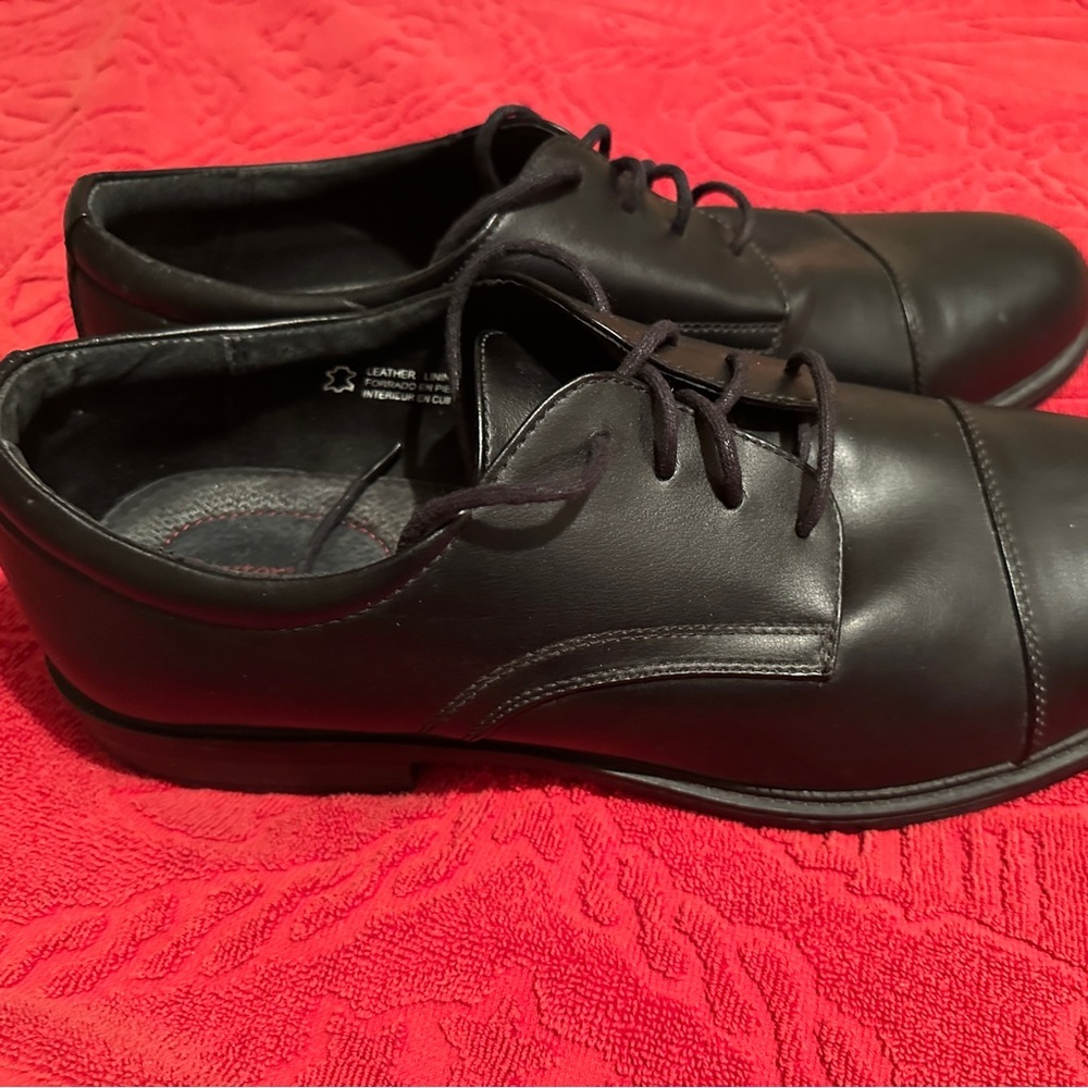 Dexter Black Oxfords with Smooth Leather Upper and Laced Design Size 14